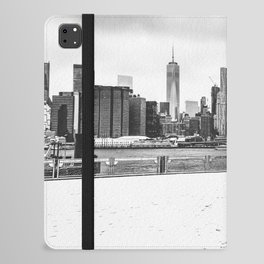 Brooklyn Bridge and Manhattan skyline during winter snowstorm in New York City black and white iPad Folio Case