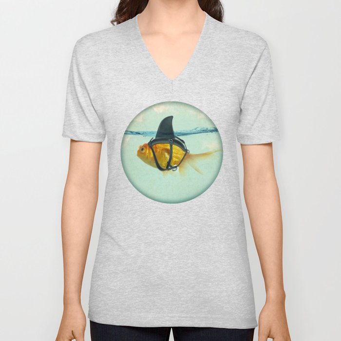 Brilliant DISGUISE - Goldfish with a Shark Fin Unisex V-Ausschnitt Brilliant DISGUISE - Goldfish with a Shark Fin Unisex V-Ausschnitt
