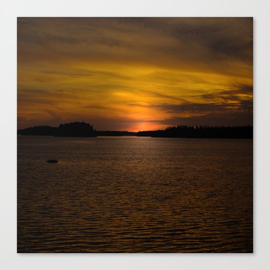 The sun goes down and night falls Canvas Print