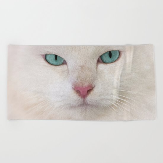 WHITE DELIGHT Beach Towel