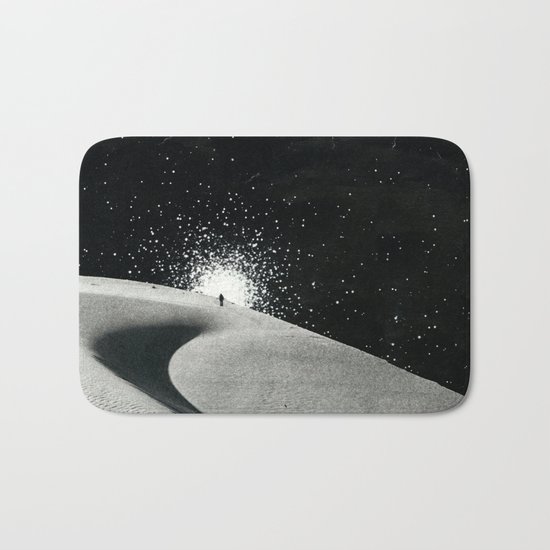 Un tizio che non ha capito che quelle luci non sono un buon segno Bath Mat