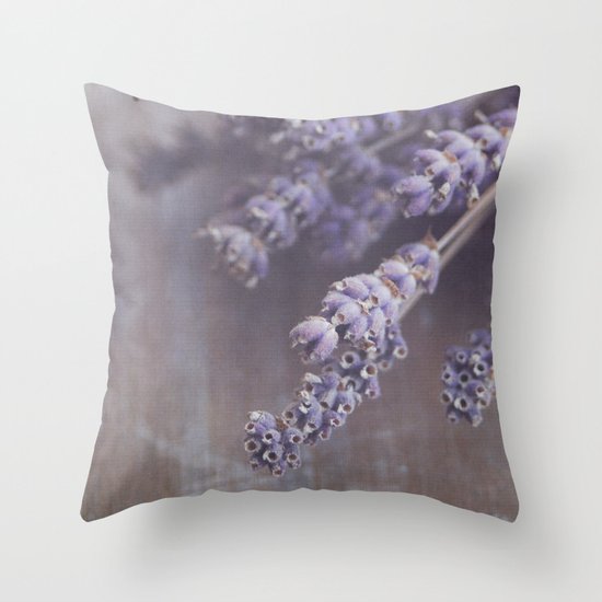 lavande Throw Pillow