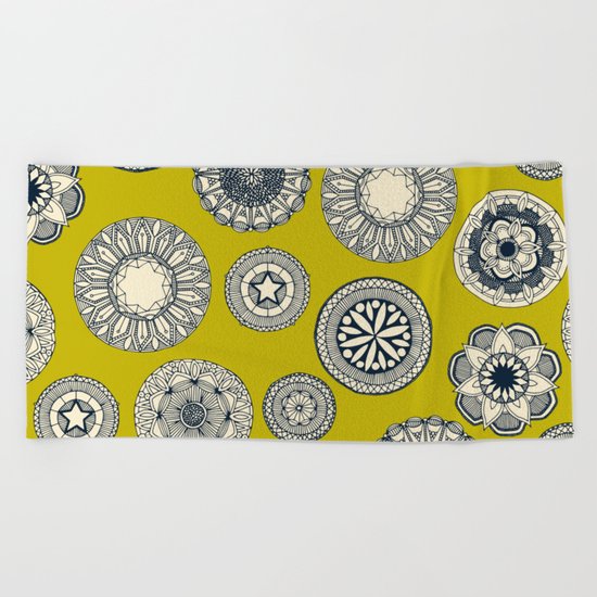 mandala cirque spot chartreuse Beach Towel