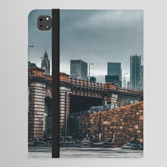 Brooklyn Bridge and Manhattan skyline in New York City iPad Folio Case
