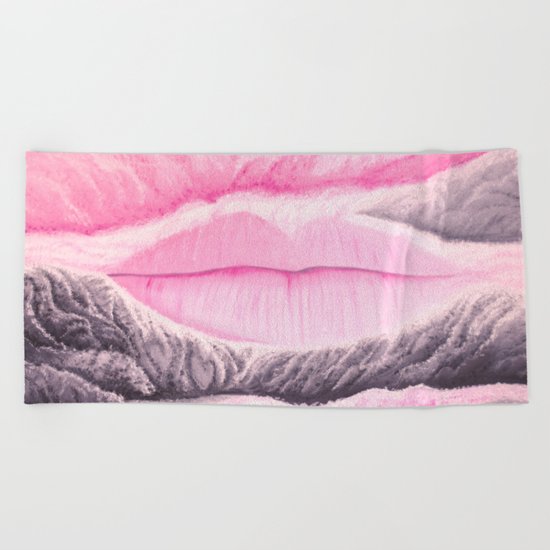 L'amour sur le bout des lèvres Beach Towel