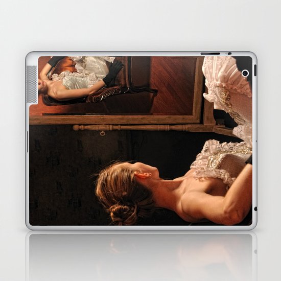 Victoria and the mirror Laptop & iPad Skin