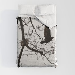 Crow in flight Duvet Cover