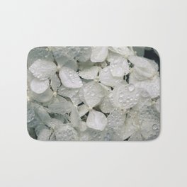 Hortênsias brancas com água Bath Mat | Photo, Black And White, Digital 