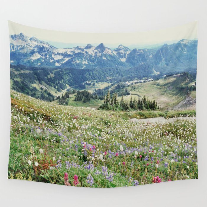 Wildflower Meadow Wandbehang | Landscape, Natur, Digital, Vintage, Mount-rainier, Wildflowers, Meadow, Grün, Berge, Alpine