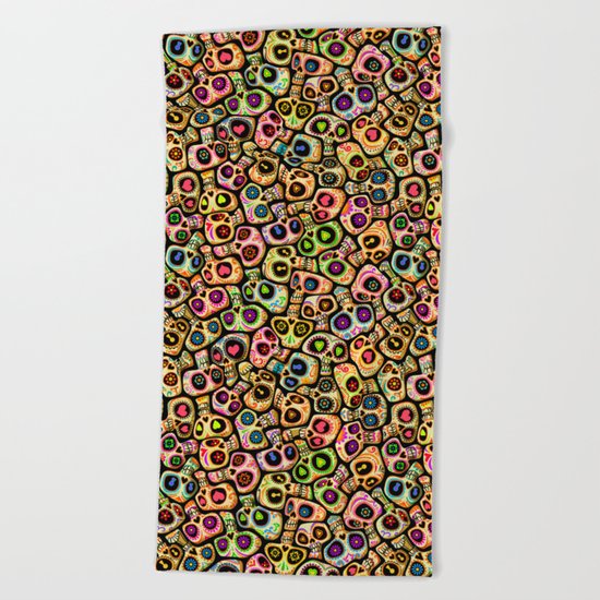 Calaveras del Día de los Muertos. Beach Towel