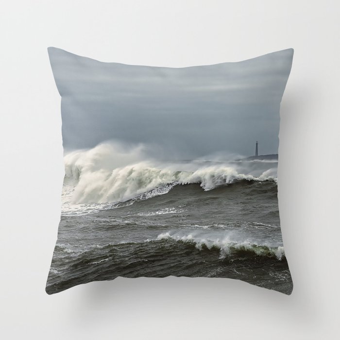 Big waves on the Back shore Throw Pillow