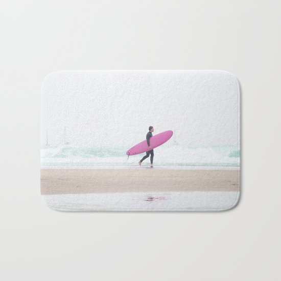 surfing beach vibes Bath Mat