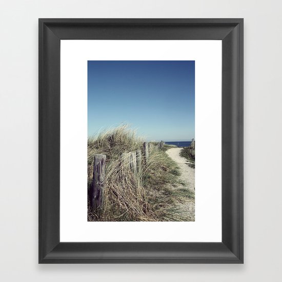 pfad zum meer Framed Art Print