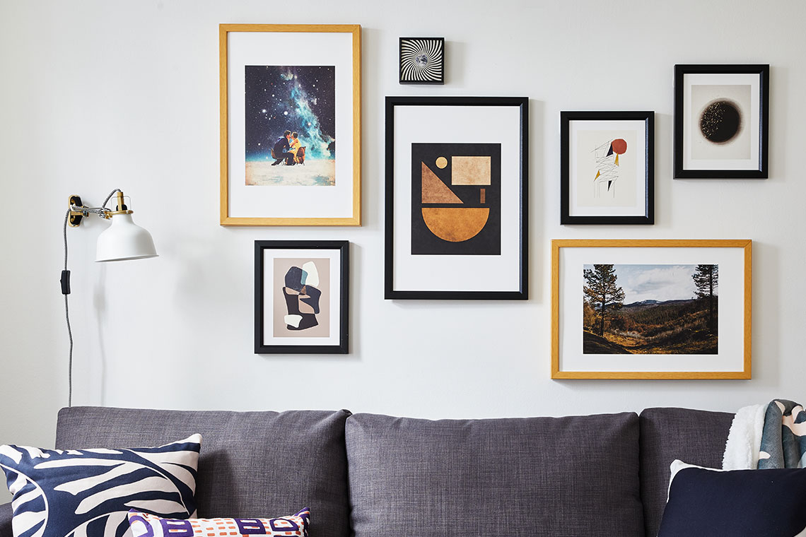 Gallery Wall with different sizes and styles