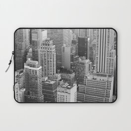 Aerial view of Manhattan, New York | The Big Apple in black and white Laptop Sleeve
