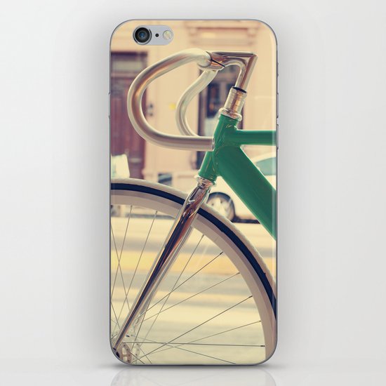 Geen Mint Bicycle in the City (Retro - Vintage Photography) iPhone & iPod Skin