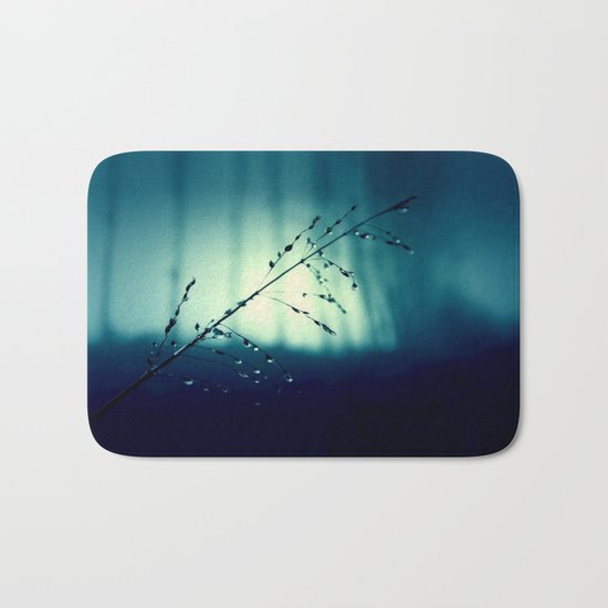 Blue Willow in the rain Bath Mat