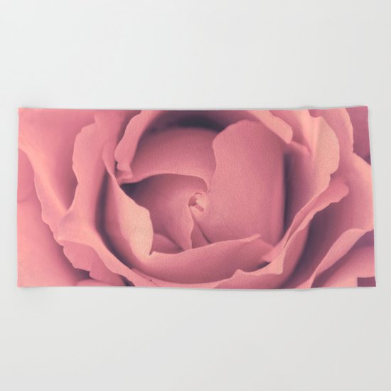 Pink Rose´s heart - roses Beach Towel