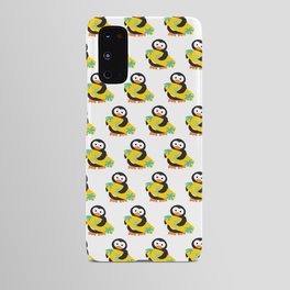 Surfing penguin pattern, yellow board Android Case