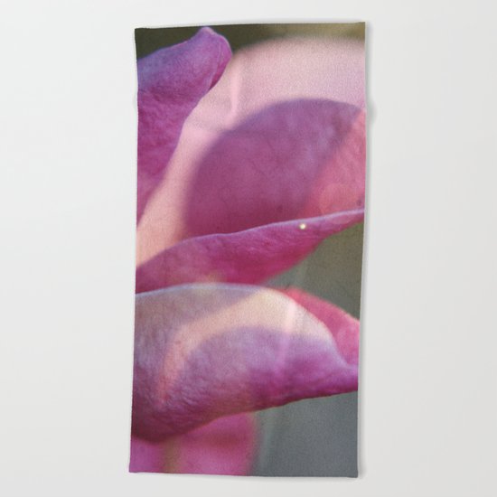 Magnolia crimson Beach Towel