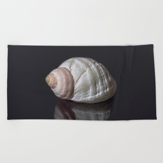 Seashell snail reflection Beach Towel