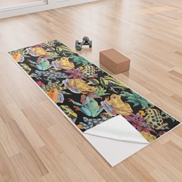 Tropical frogs and plant - black Yoga Towel