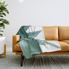 Agave blanco Throw Blanket