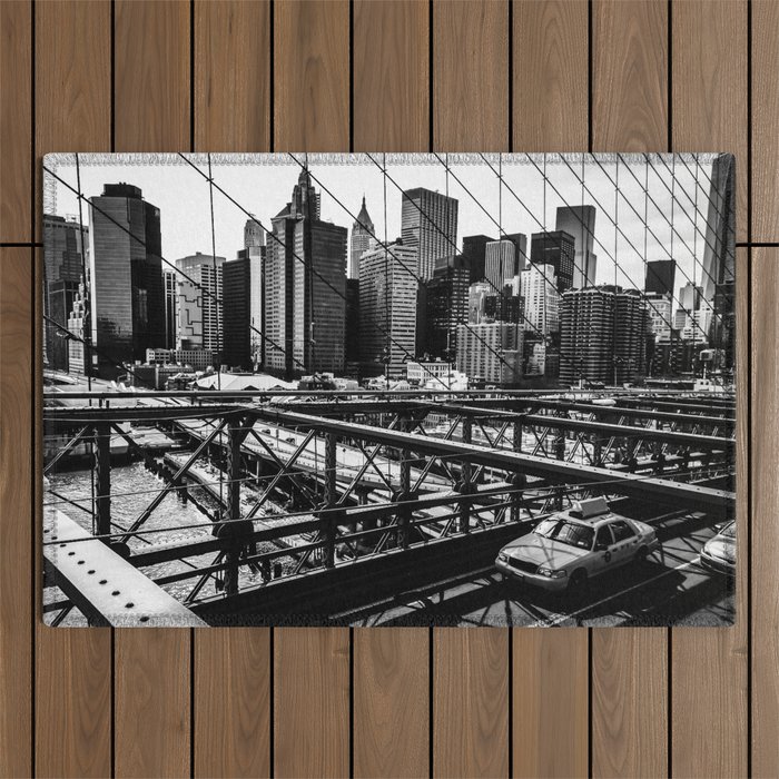 Brooklyn Bridge and Manhattan skyline in New York City black and white Outdoor Rug