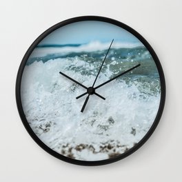 Olas espumosas hacia la playa Wall Clock