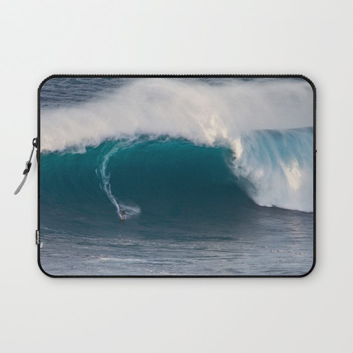 Surfing "Jaws" (Pe'ahi) Laptop Sleeve