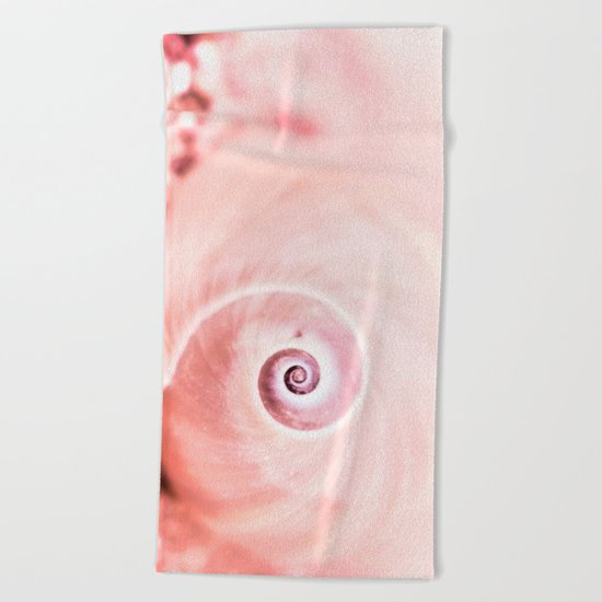 Dream of last summer II - Snail Shell in pink Beach Towel