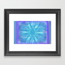 Flor abstracta difuminada azul Framed Art Print