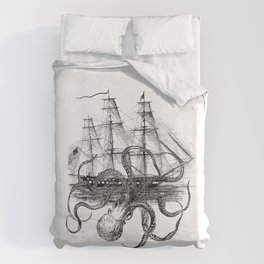 Octopus Attacks Ship on White Background Bettbezug