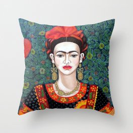 Frida - queen of hearts closer Throw Pillow