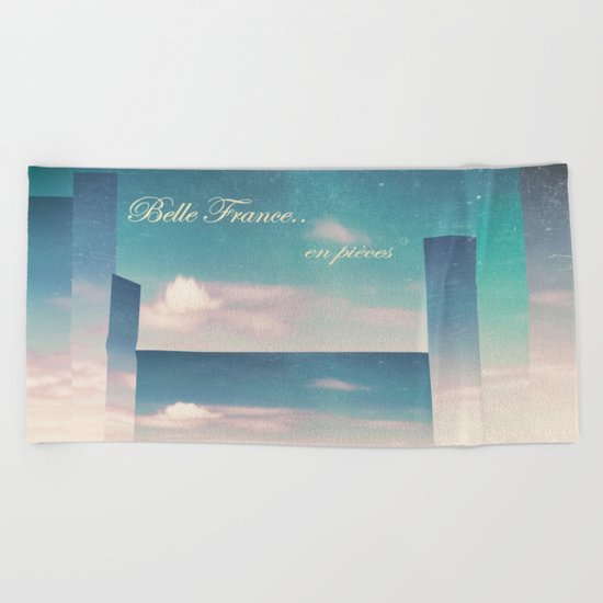 Belle France, en pièces Beach Towel
