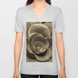 An old-fashioned rose close up, wet with water drops V Neck T Shirt