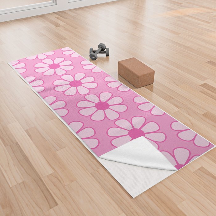 Cheerful Retro Daisy Floral Pattern in Preppy Pink Yoga Towel