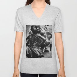 Fearless Girl facing down the Charging Bull statue of Wall Street black and white photography V Neck T Shirt