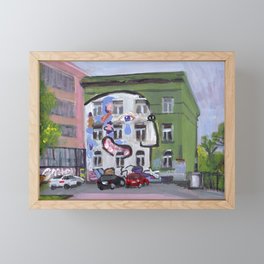Grünes Gebäude mit riesigem Karl-Heine-Kopf Framed Mini Art Print