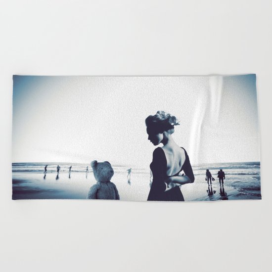 Teddy in love Beach Towel