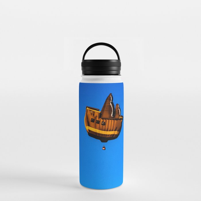 Piratas sobre la ciudad Water Bottle