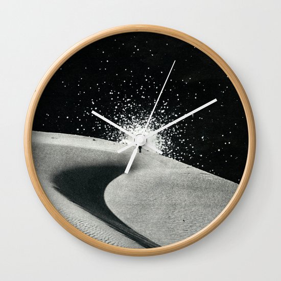 Un tizio che non ha capito che quelle luci non sono un buon segno Wall Clock