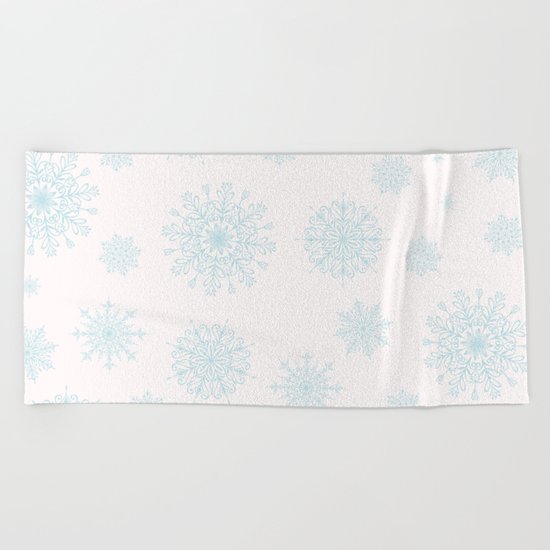 Assorted Light Blue Snowflakes On White Background Beach Towel