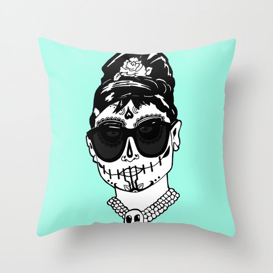 Desayuno at Tiffany's Throw Pillow