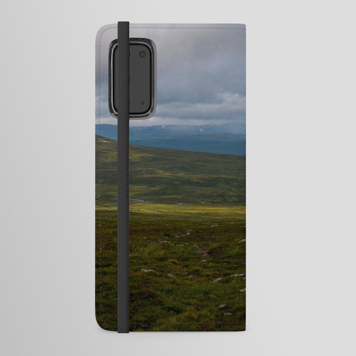 Kungsleden trail descending to a magnificent valley Android Wallet Case