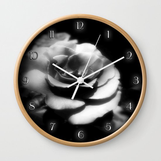 Rosas Moradas 1 Dark Wall Clock