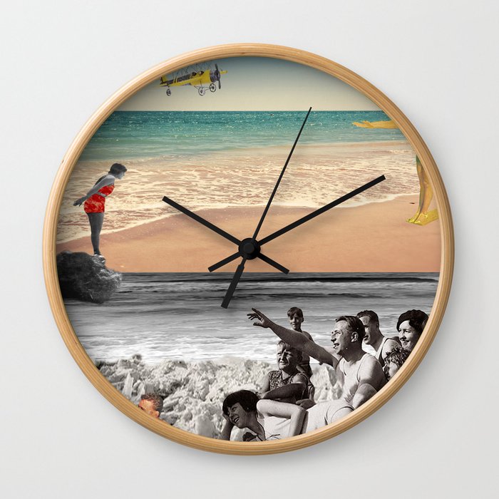 Sur la plage en couleur Wall Clock