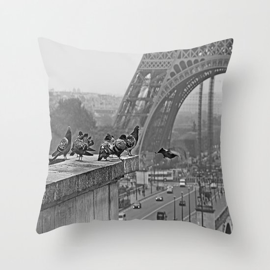 pigeons parisien Throw Pillow