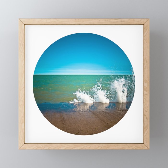 ssSplash! ... in a Circle Framed Mini Art Print