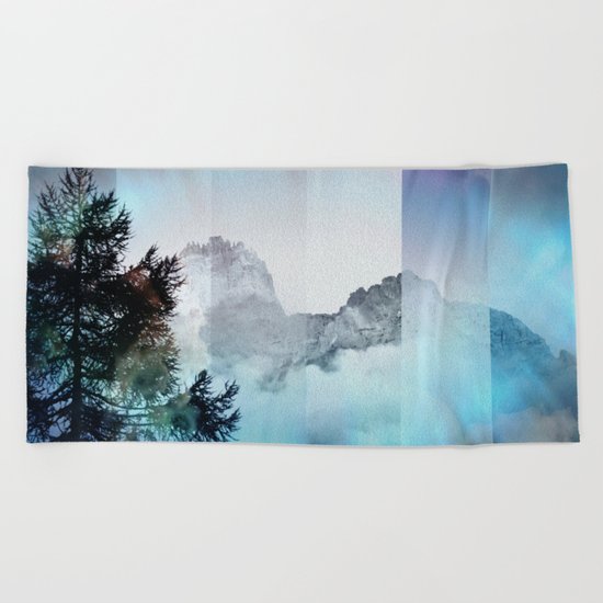 Boreal Lights on the Mountains Beach Towel